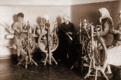 Фотокопия «Мастерская с прялками и ткацким станком для производства дорожек и ковриков. 1939 г.». 2017 г.